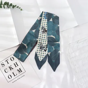 Femme elegante longue etroite foulard de soie motif de feuille verte ruban cou