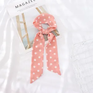 Ruban à cheveux en tissu à pois roses écharpe twilly chic pour femme vue de détail