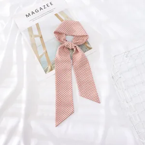 Foulard ruban rose à pois pour femmes, bandeau de cheveux en satin chic et accessoire de cou élégant.