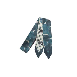 Écharpe fine en soie à fleurs et pois pour femmes, accessoire de cou élégant pour l'été.
