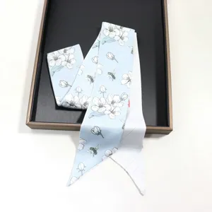 Γαλάζιο στενό μαντήλι twilly με χαριτωμένο λευκό floral και μέλισσα τύπωμα για γυναίκες.