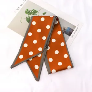 Elegante bufanda twilly de lunares naranjas para el pelo de mujer y accesorio de bolso.