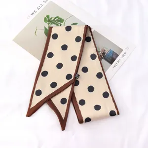 Chic pañuelo twilly de lunares con borde marrón, elegante cinta para el pelo y accesorio.