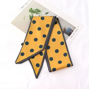 Elegante pañuelo estrecho de lunares amarillos para cabello, muñeca o decoración de bolsos.