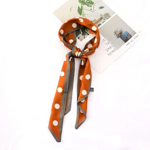 Pañuelo twilly de lunares naranjas para cabello y muñeca, accesorio elegante de mujer.