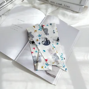 Vue détaillée d'un petit foulard en coton lin imprimé, motif koala et paresseux, ruban de sac élégant.