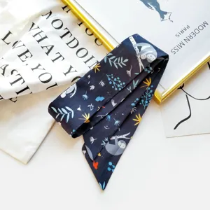 Foulard twilly élégant imprimé paresseux bleu foncé, ruban de sac et accessoire de cou.