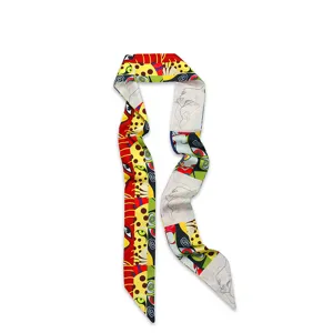 Gros plan détaillé du long foulard twilly en soie imprimé abstrait artistique et coloré.