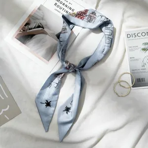 Écharpe en soie étroite bleue chic avec imprimé architectural, foulard polyvalent pour sac.