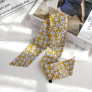 Foulard twilly imprimé floral pour femmes, parfait pour décorer sacs et poignets.