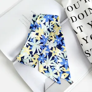 Vue détaillée du foulard étroit floral, accessoire de sac parfait et élégant tour de cou.
