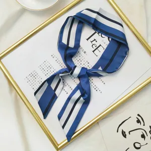 Foulard en soie fin a rayures bleues et blanches, bandeau de cheveux chic et foulard de cou.