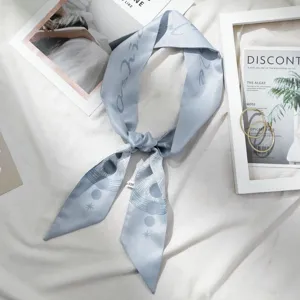 Foulard en soie fin bleu avec imprimé céleste et lettres cursives élégantes pour femmes.