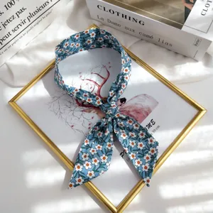 Ruban de cheveux floral bleu et foulard en soie pour femme, elegante echarpe et accessoire sac.