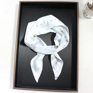 Λεπτομερης εικονες του στενου μεταξωτου φουλαρι με λουλουδια, ιδανικο για μαλλια η τσαντα.