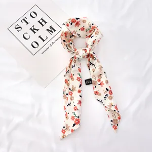 Foulard skinny floral, design élégant de long ruban pour coiffure de queue de cheval de femme.