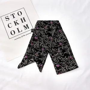 Foulard en soie a motif floral pour cheveux et poignet, detail chic et elegant.