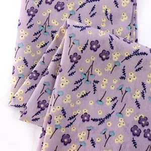 Détail de foulard en soie à imprimé floral violet, ruban de cheveux esthétique tissu