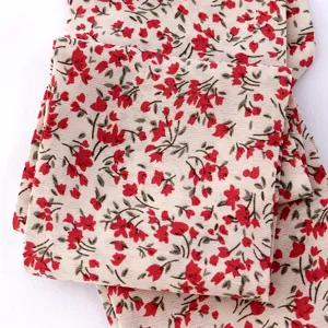 Gros plan détaillé du ruban foulard à motif floral, affichant une texture douce et élégante.