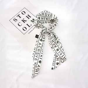Foulard ruban en soie minimaliste avec motif de lettres noir et blanc chic, cravate de cheveux.