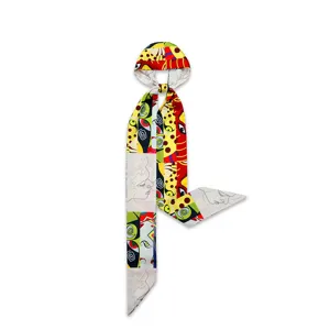 Foulard en soie fin à imprimé artistique abstrait, ruban de cou léger et accessoire de sac élégant.