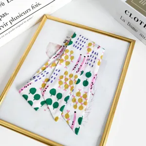 Écharpe fine en lin et coton ruban imprimé chic pour sacs et poignets de femmes.