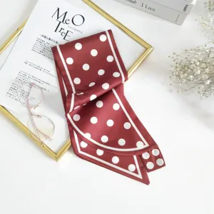 Rode lange zijden sjaal met witte stippen elegante halsdoek modieus vintage accessoire.