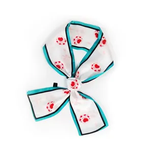 Foulard de soie fin blanc avec bordure bleu teal et imprime patte coeur rouge femme.