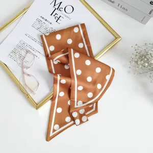 Bruine gestippelde zijden sjaal, elegante twilly lint voor tas of hals, chic detail.