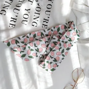 Chic petit foulard en soie à imprimé floral pour femme, idéal pour sac ou poignet.