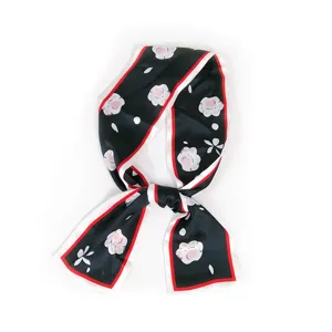 Écharpe fine et élégante en soie noire avec motif de patte et bordure rouge pour femmes.