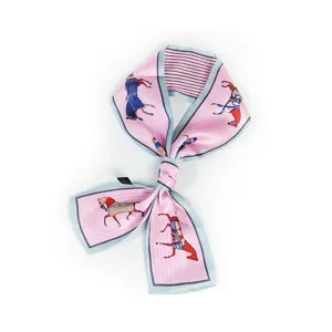 Foulard en soie étroit avec imprimé de chevaux, parfait comme ruban de sac ou accessoire chic.