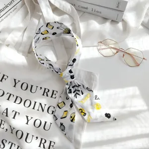 Vue détaillée du foulard étroit élégant en coton lin avec imprimé noir jaune chic pour sacs et cou.
