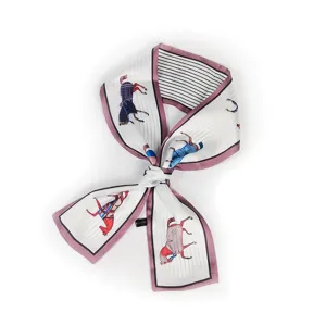 Foulard skinny en soie motif equestre elegant pour sac a main ruban et tour de cou femme.