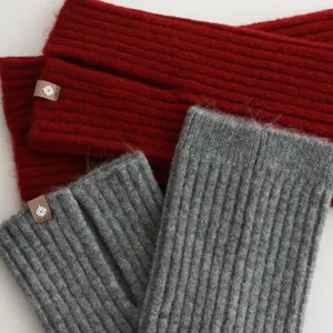Detail van geribbelde wollen beenwarmers met zachte textuur en mooie splitdesign.