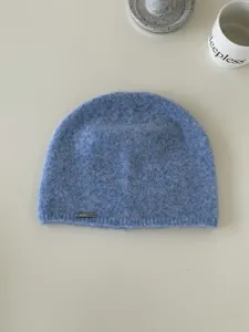 Vista dettagliata di berretto in maglia blu morbido, accessorio moda invernale.