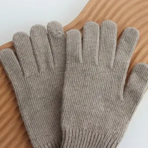Vue détaillée de gants d'hiver en laine tricotée douce couleur kaki, chauds et confortables.