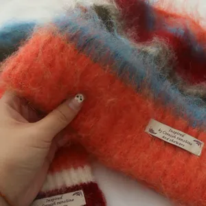 Accessorio di moda invernale in maglia soffice a righe colorate e accogliente per il freddo.