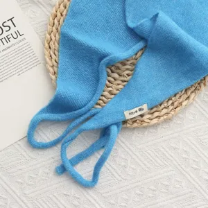 Detail de chale triangulaire en tricot bleu, foulard decoratif de mode polyvalent.