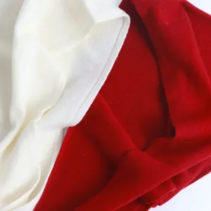 Detalle de tejido de lana de punto fino con textura suave y calidad cálida para bufanda.
