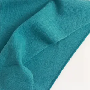 Primer plano de la textura de bufanda de lana tejida azul, accesorio suave y cálido de invierno.