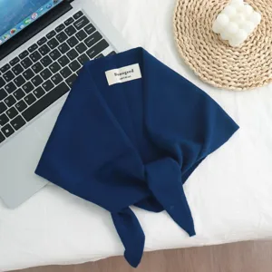 Pañuelo triangular de punto azul 100% lana chal cálido de invierno para mujer detalle