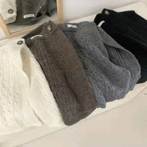 Detailansicht von grob gestrickten, mehrfach verwendbaren Schal-Röcken in verschiedenen Farben.