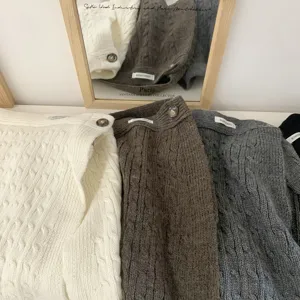 Zopfmuster Rock Schal Detail, kuscheliges Lagen-Strickteil für stilvolle Damen Outfits.