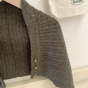 Dunkelgraues Zopfstrick Cape stylische geknöpfte Strickjacke Lagenlook Detailansicht