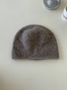 Comodo berretto in maglia marrone da donna, caldo cappello di lana invernale, stile casual.