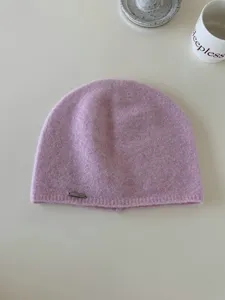 Comodo berretto in maglia rosa da donna, morbido cappello invernale con dettaglio in metallo.