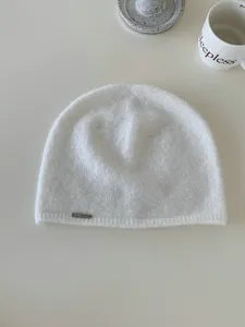 Berretto in maglia bianca da donna, morbido cappello invernale in lana con etichetta in metallo.
