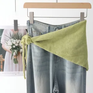 Vue détaillée d'un foulard triangulaire en tricot élégant vert clair, accessoire polyvalent.