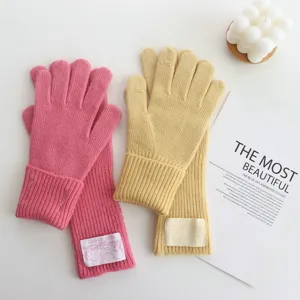 Vue détaillée de longs gants tactiles en tricot élégants avec étiquette, chaleur d'hiver.